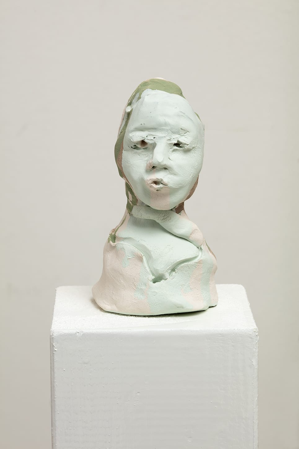 Saviveistos ihmiskasvoista jalustalla