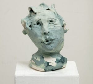 Veistos keraamisesta päästä, vaaleansininen sävy.