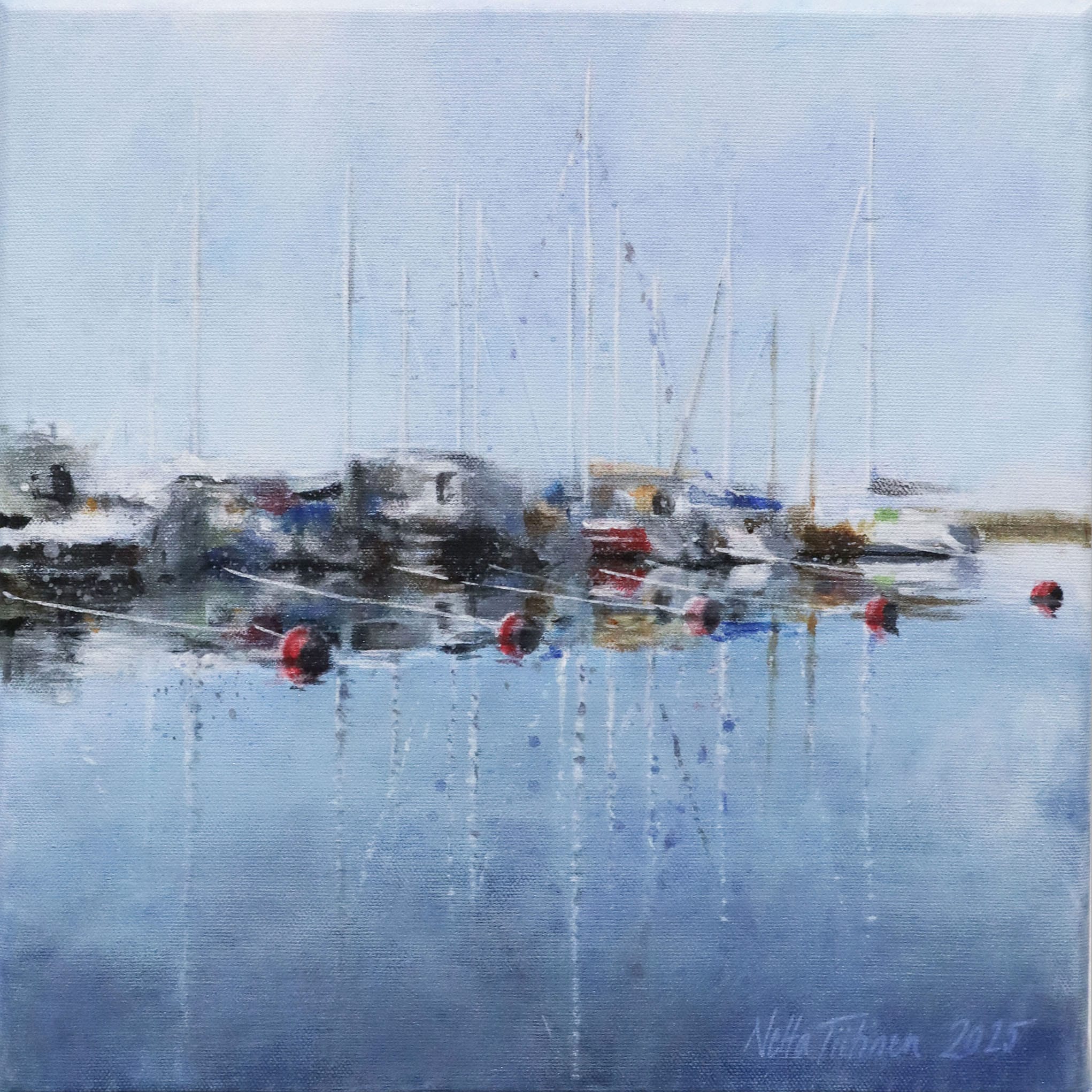 Sumea venesatama heijastuu veteen