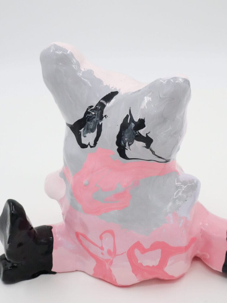 Värikkäästi maalattu keraaminen koira veistos.