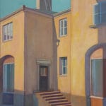 Auringonpaisteinen seinä ja portaat kaupunkimaisemassa