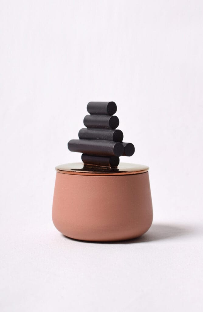 Moderni design-purkki minimalistisella kannella