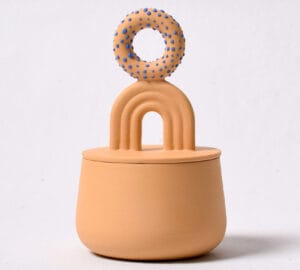 Koristeltu keramiikkavaasi, minimalistinen design.