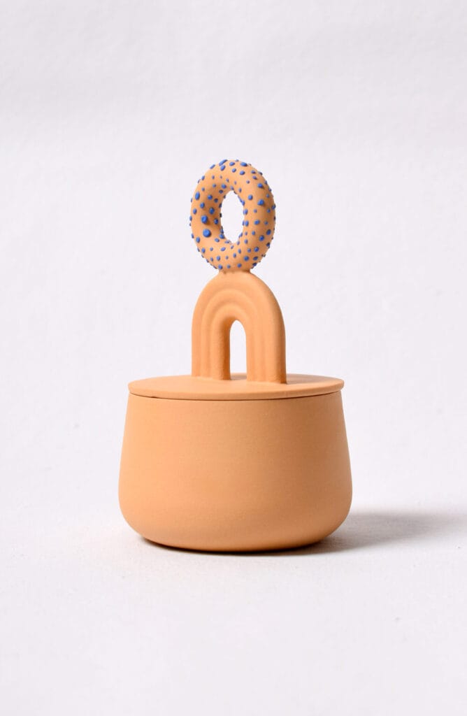 Keraaminen purkki koristeellisella kahvalla.