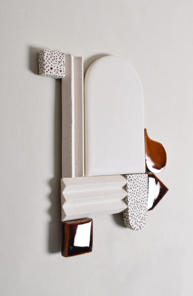 Abstrakti seinäkoriste geometrisilla muodoilla ja tekstuureilla.