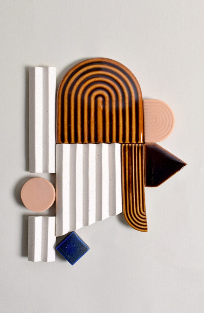 Abstrakti geometrinen keramiikkataideteos eri väreissä.