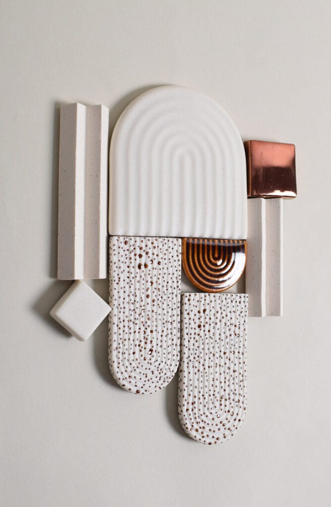 Abstrakti keramiikkateos erilaisilla tekstuureilla ja väreillä.