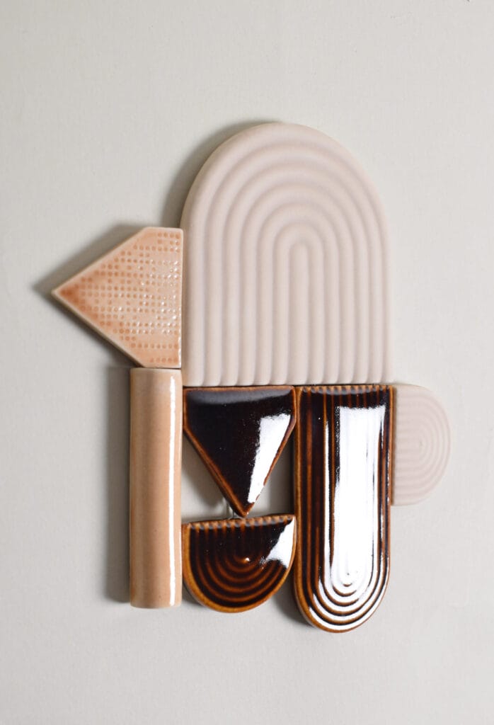 Värikäs ja geometristen muotojen seinäkoriste keramiikasta