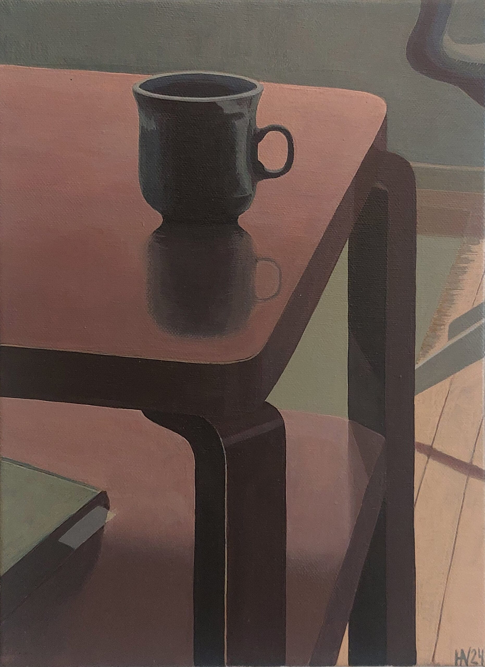 Musta muki ruskealla pöydällä.