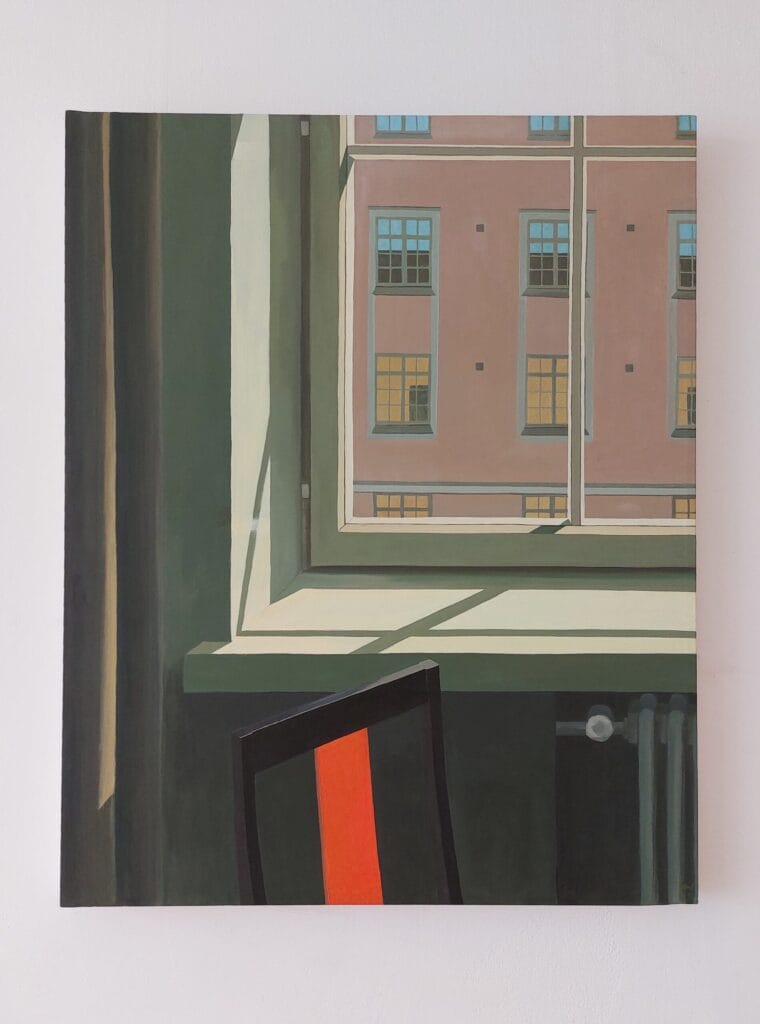 Maalaus ikkunasta, tuolista ja rakennuksesta.