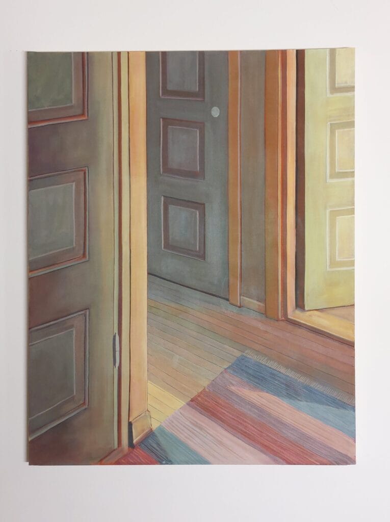 Avoimia ovia ja värikäs matto