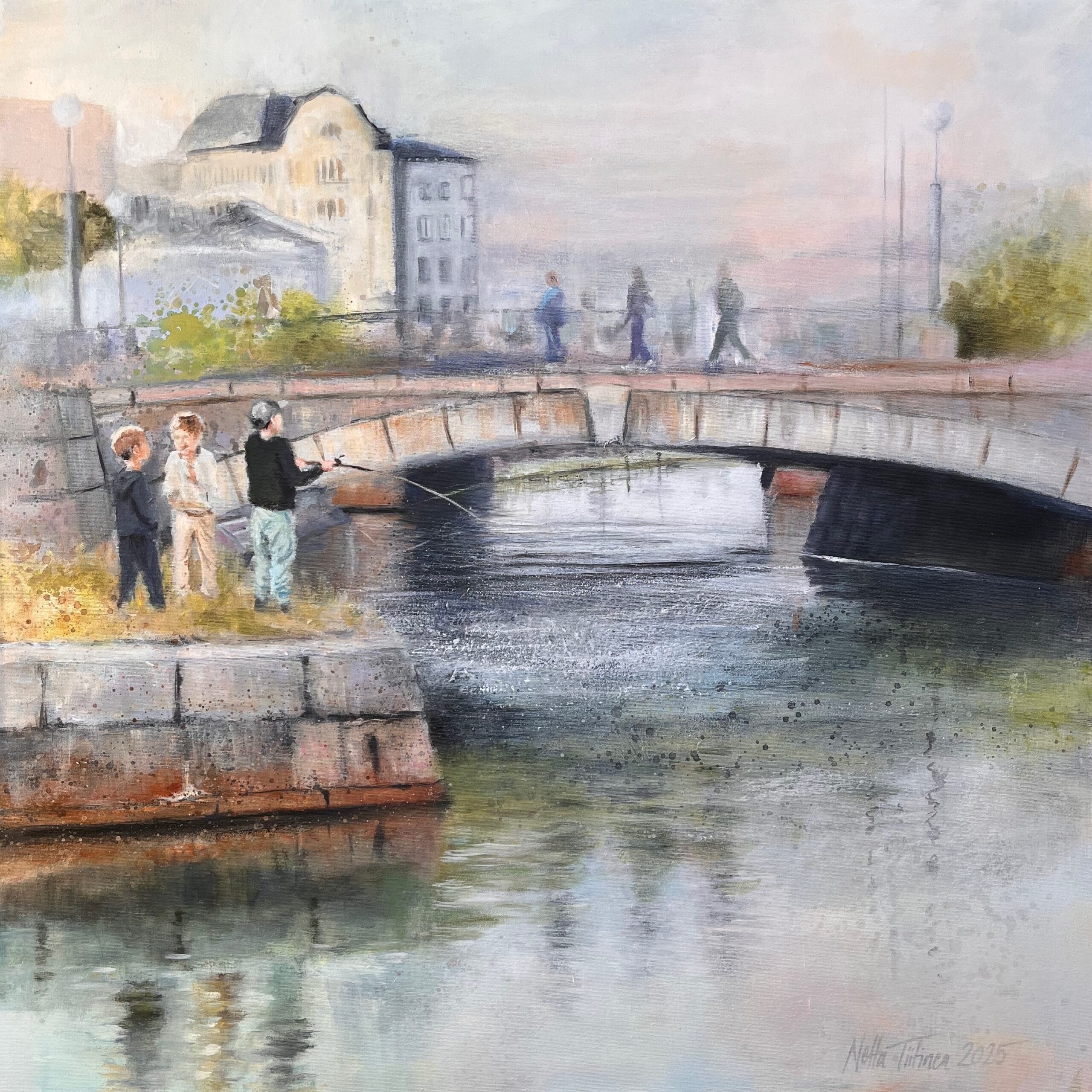 Kalastajat sillalla kaupungin taustalla sateisena päivänä.