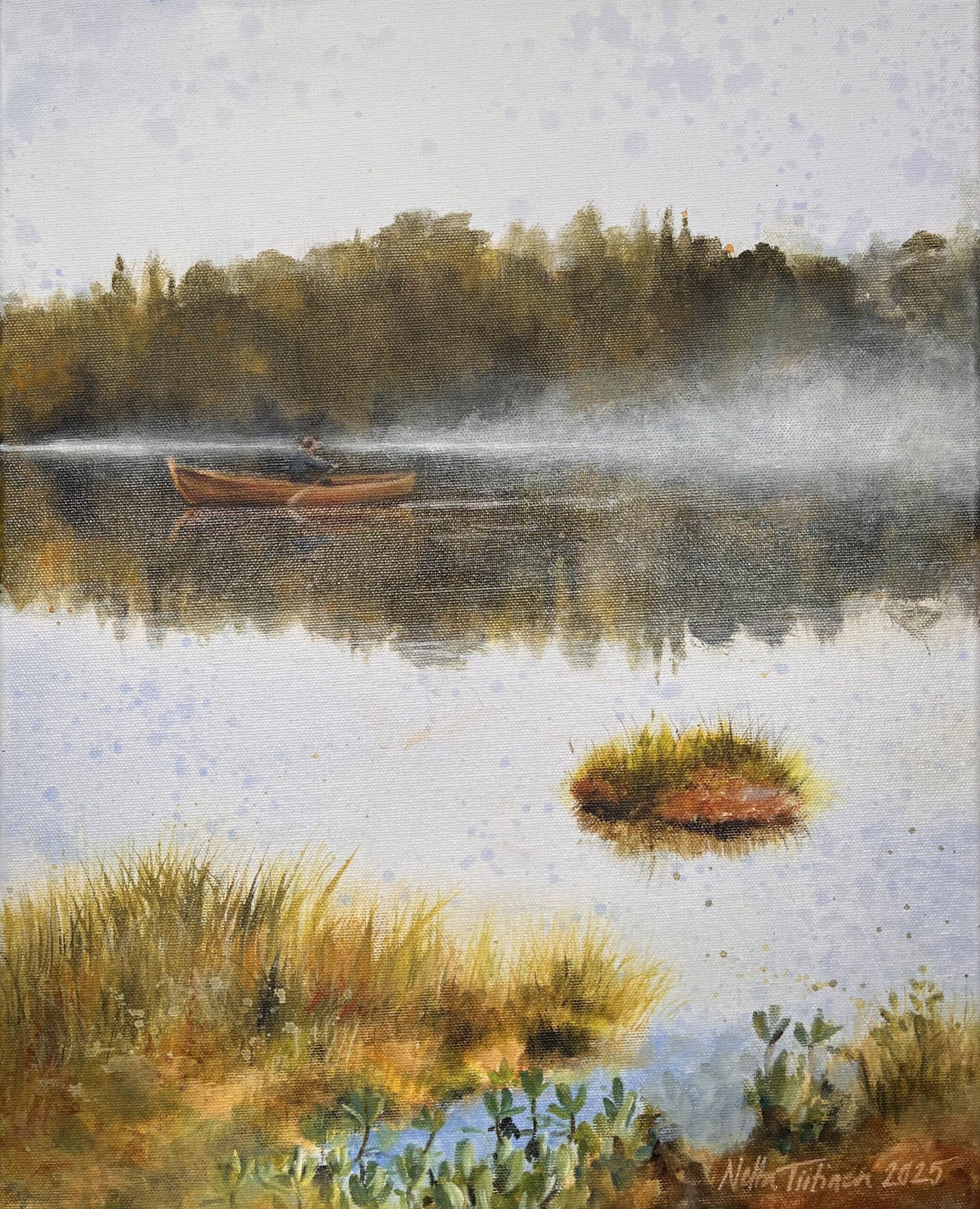 Maalattu maisema, soutuvene järvellä, sumua metsässä.