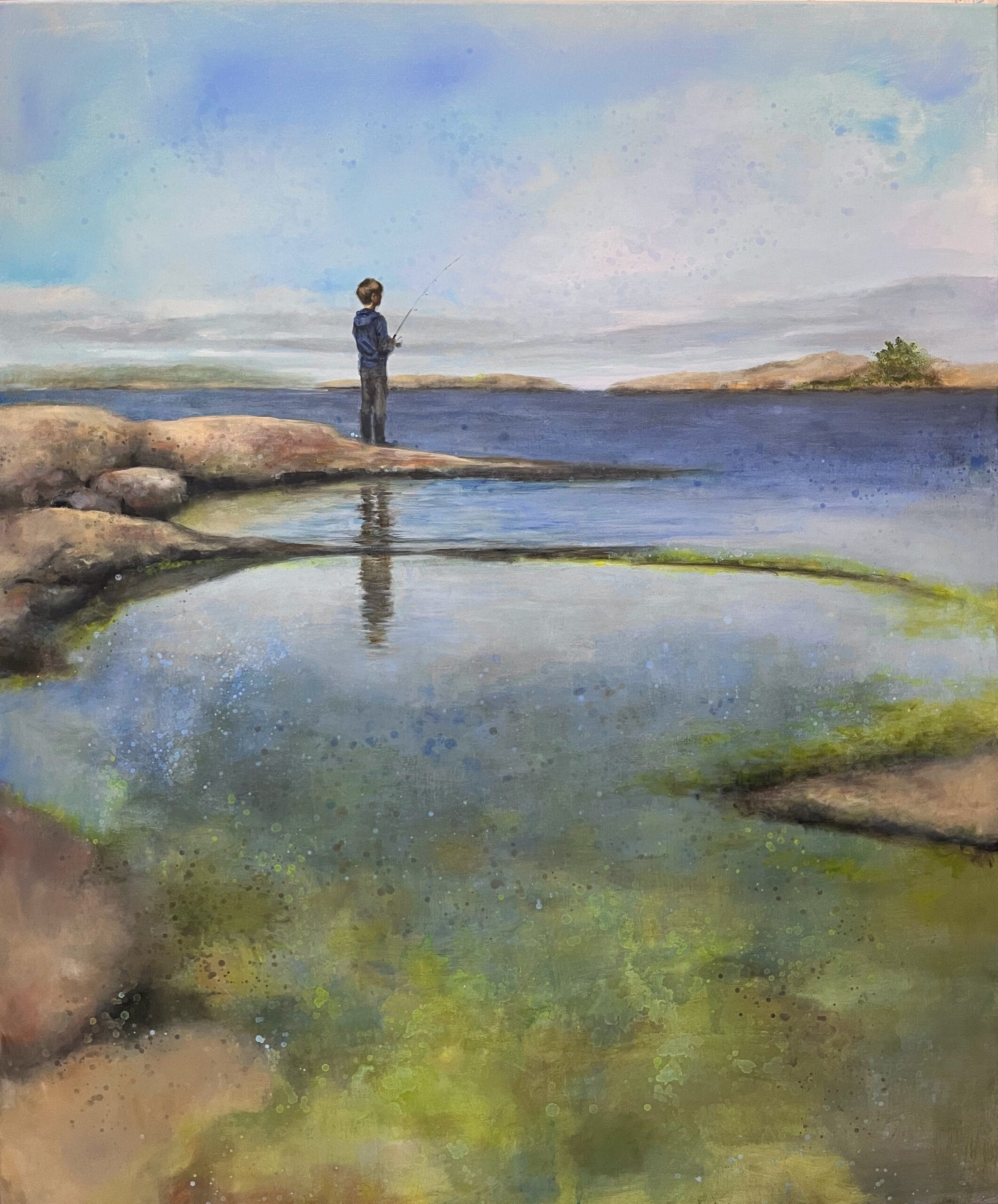 Henkilö kalastaa rannalla, taustalla meri ja taivas.