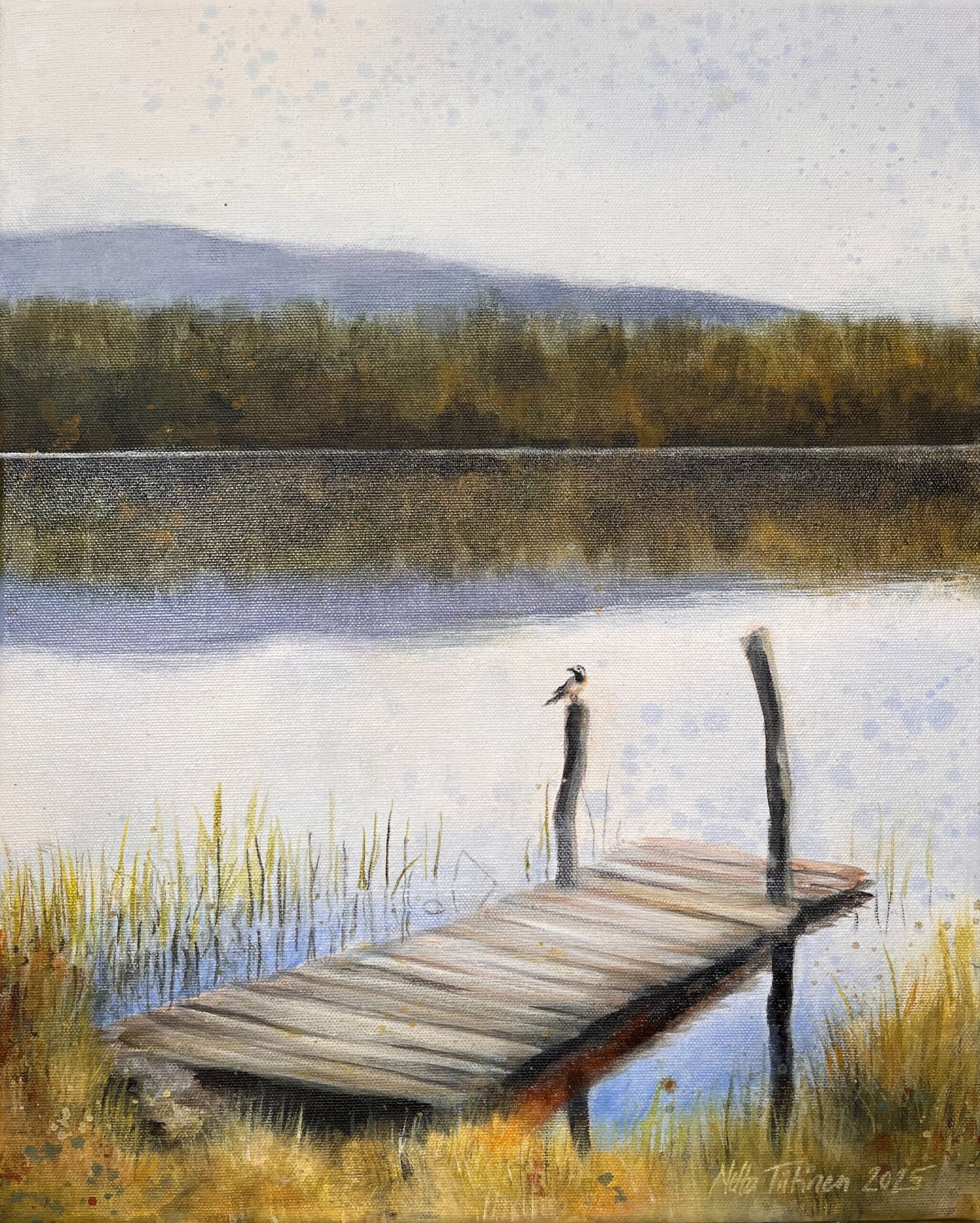 Lintu laiturilla järven rannalla, tausta metsä ja vuoret.