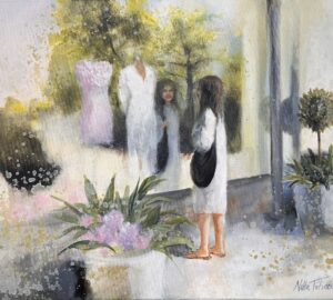 Tyttö katsoo heijastusta kaupan ikkunassa.