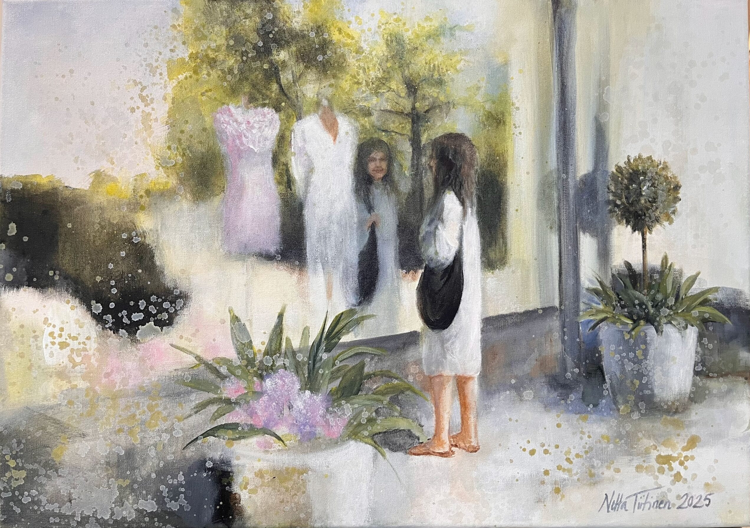 Tyttö katsoo heijastusta kaupan ikkunassa.