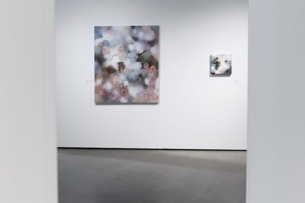 Kaksi abstraktia maalausta galleriaseinällä