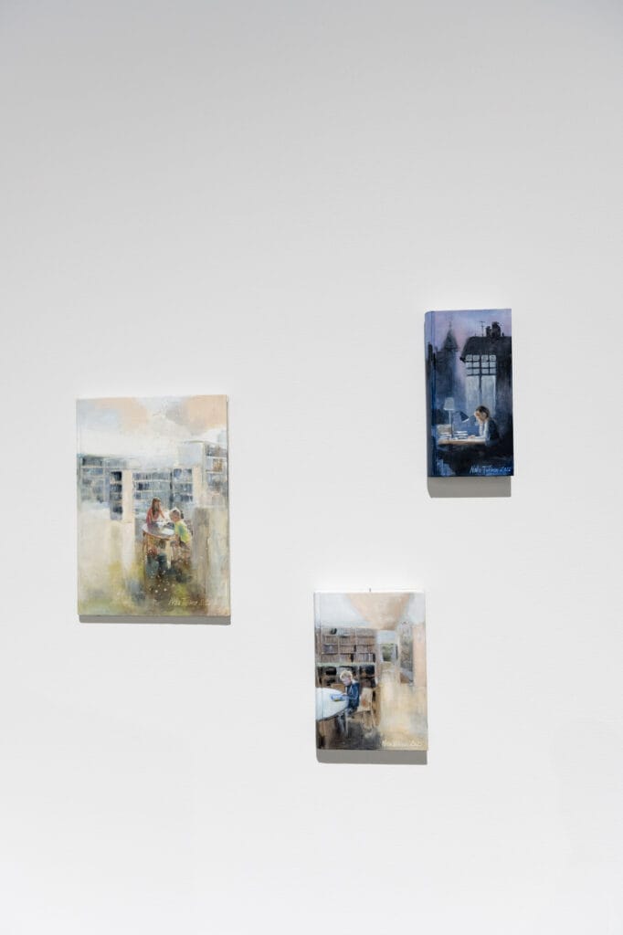 Kolme maalausta valkealla taustalla