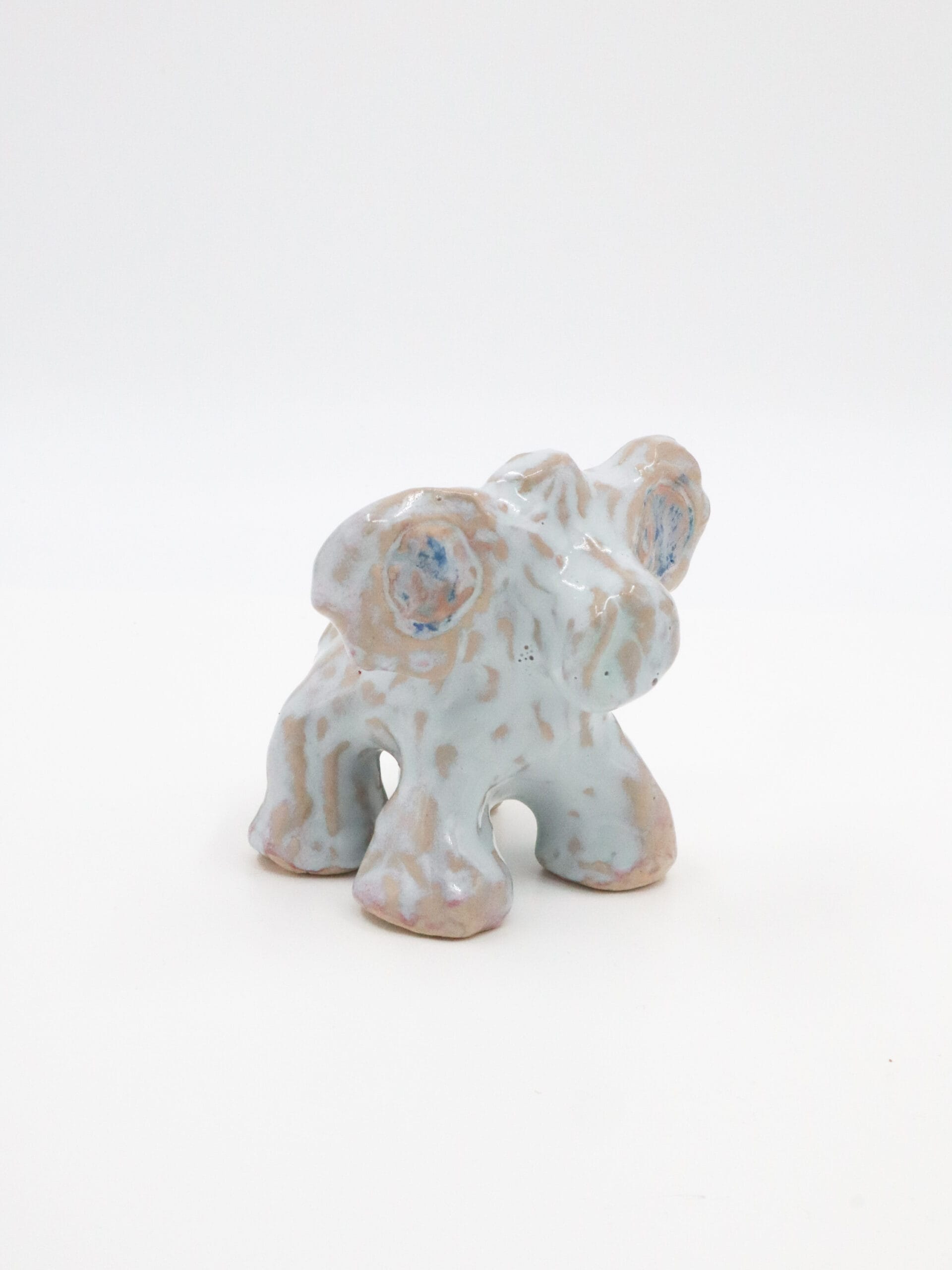 Pieni keramiikkaveistos vaalealla taustalla