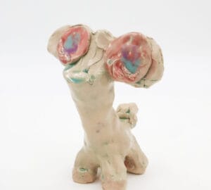 Keraaminen veistos, värikäs ja abstrakti