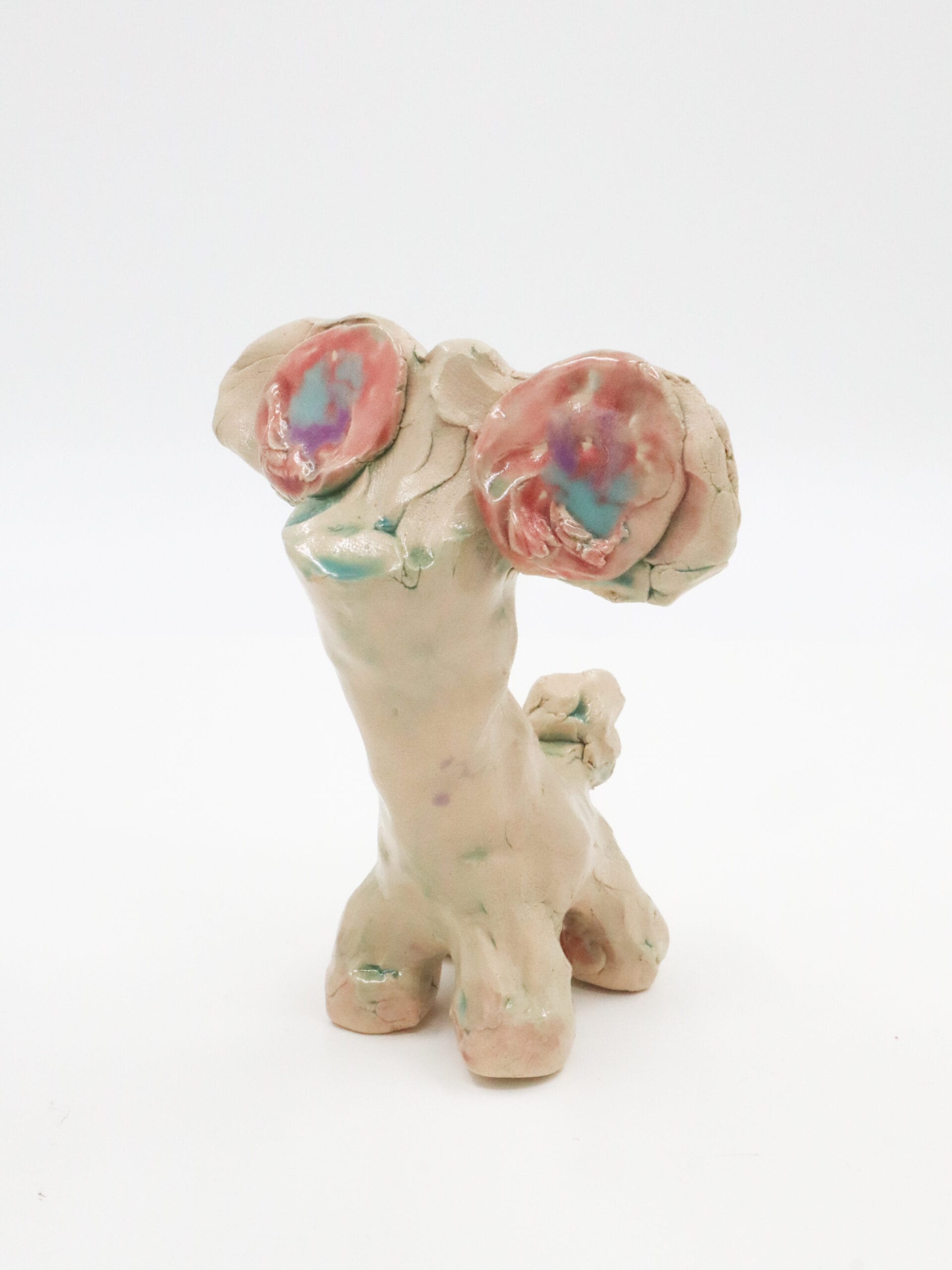 Keraaminen veistos, värikäs ja abstrakti