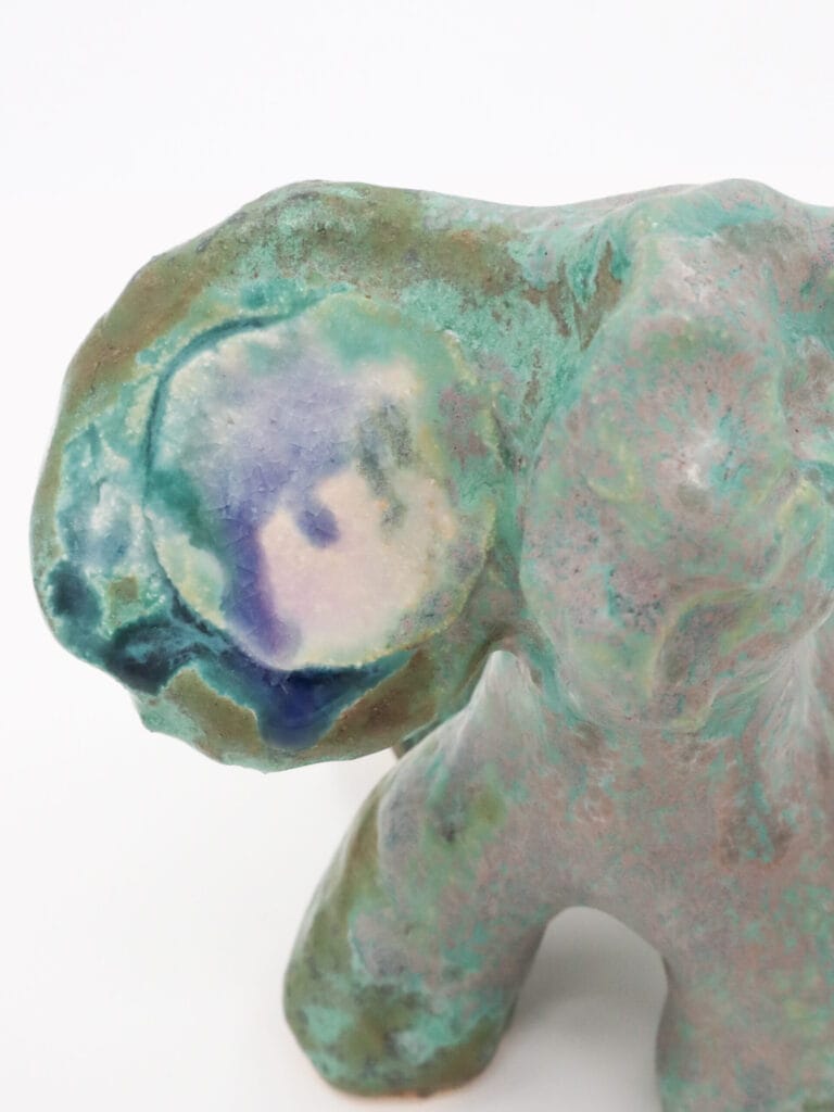 Värikäs abstrakti keramiikkaveistos