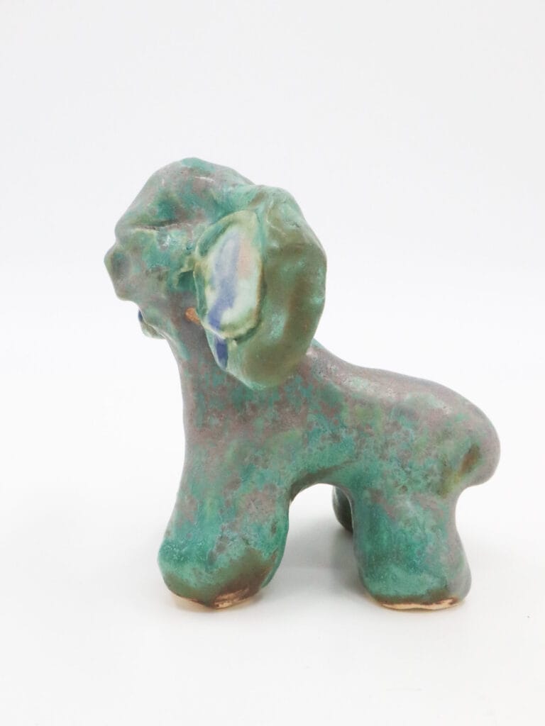 Vihreä saviveistos eläimestä