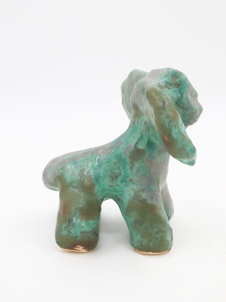 Vihreä veistos eläimen muodossa