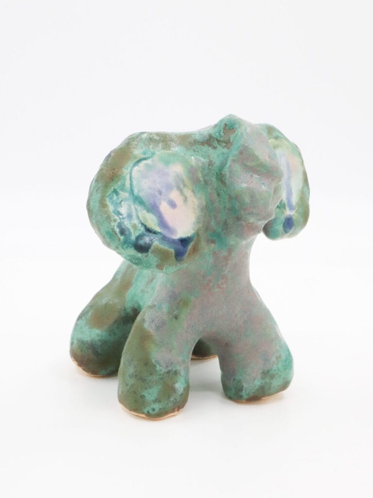 Vihreä posliiniveistos, simppeli muotoilu.