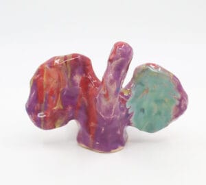 Monivärinen abstrakti keraaminen veistos