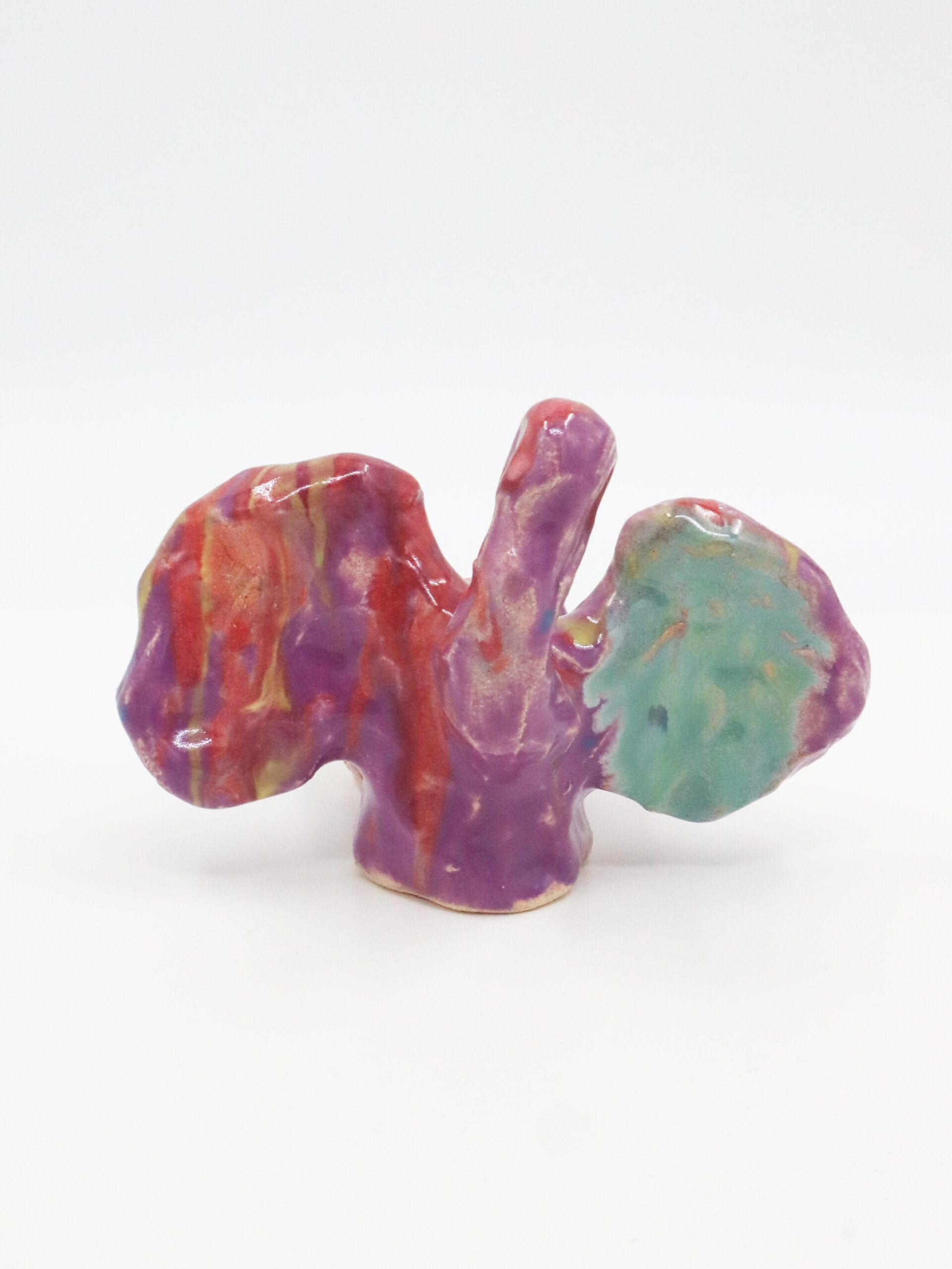 Monivärinen abstrakti keraaminen veistos