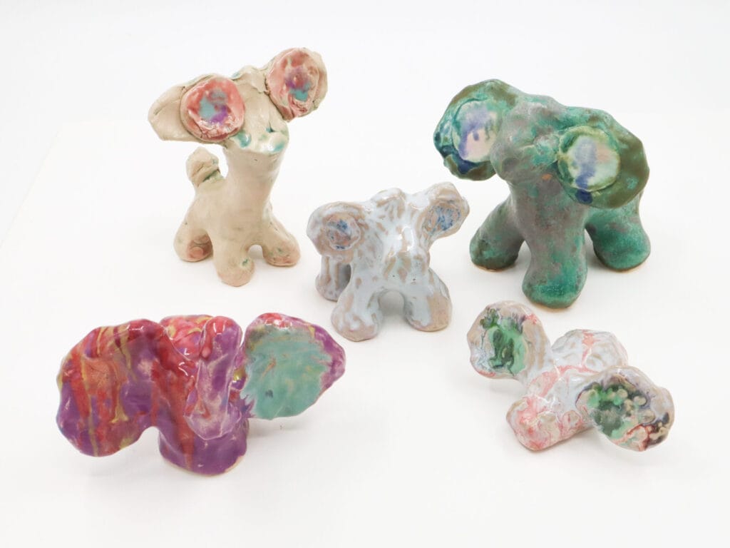 Värikkäitä savea muistuttavia veistoksia