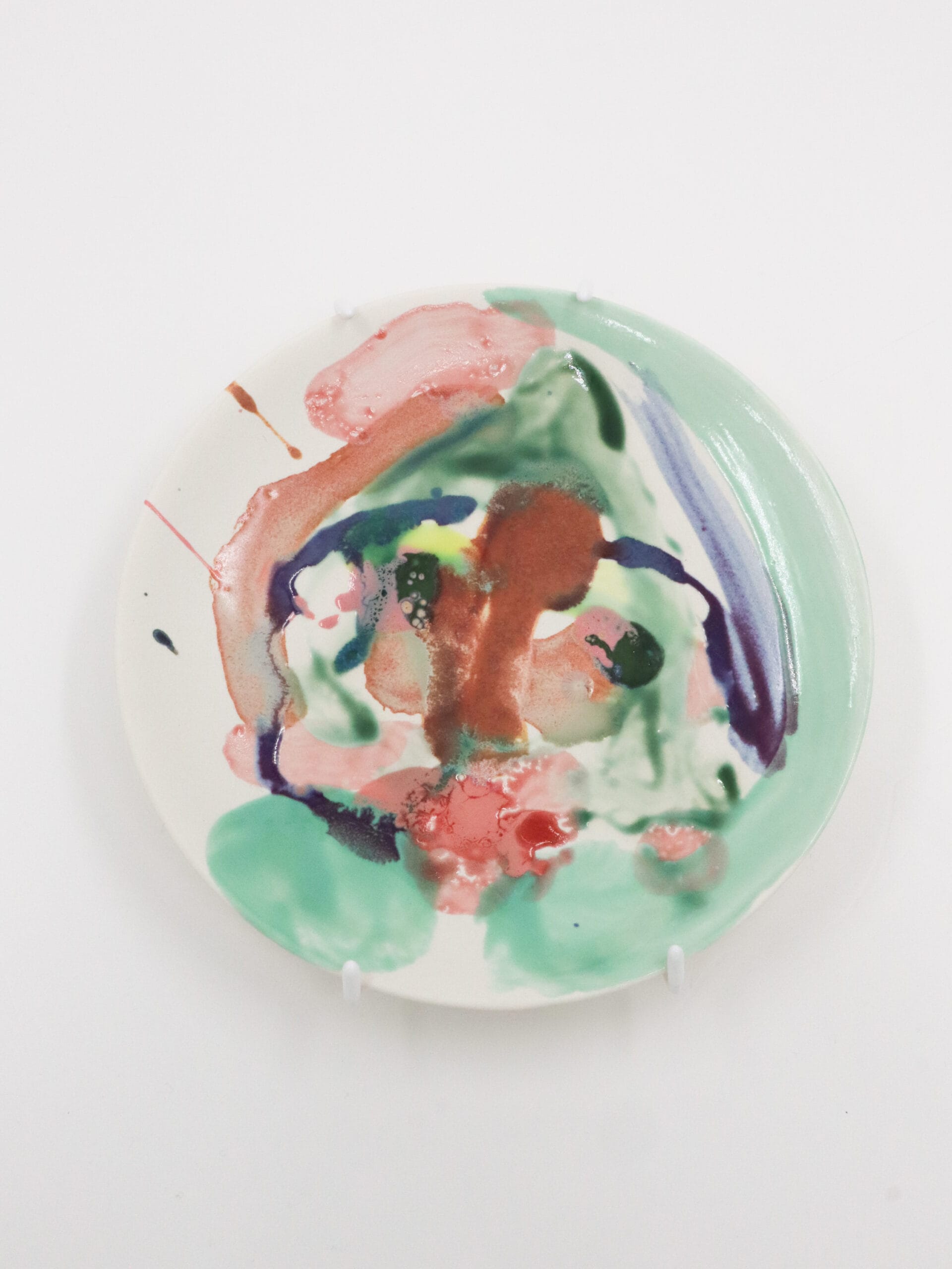 Abstrakti maalaus keraamisella lautasella