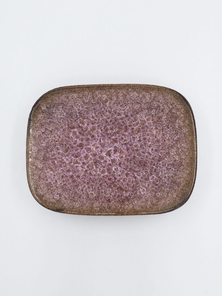 Kivellä muotoiltu violetti tarjotin