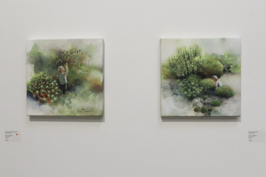 Kaksi maalausta lapsista puutarhassa