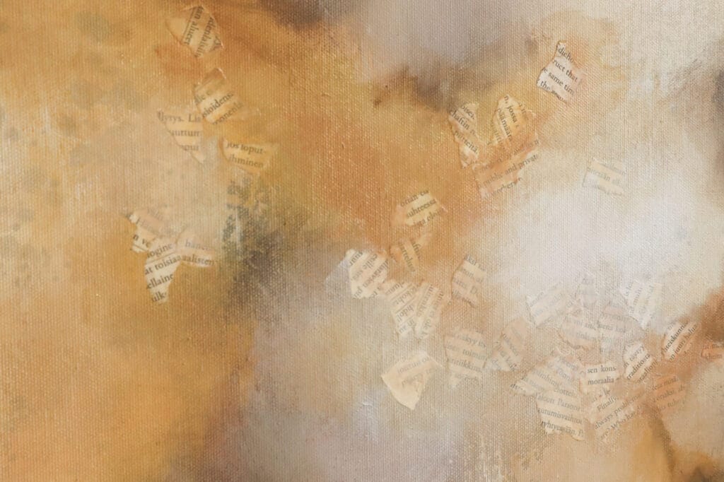 Abstrakti taide lehtileikkeillä