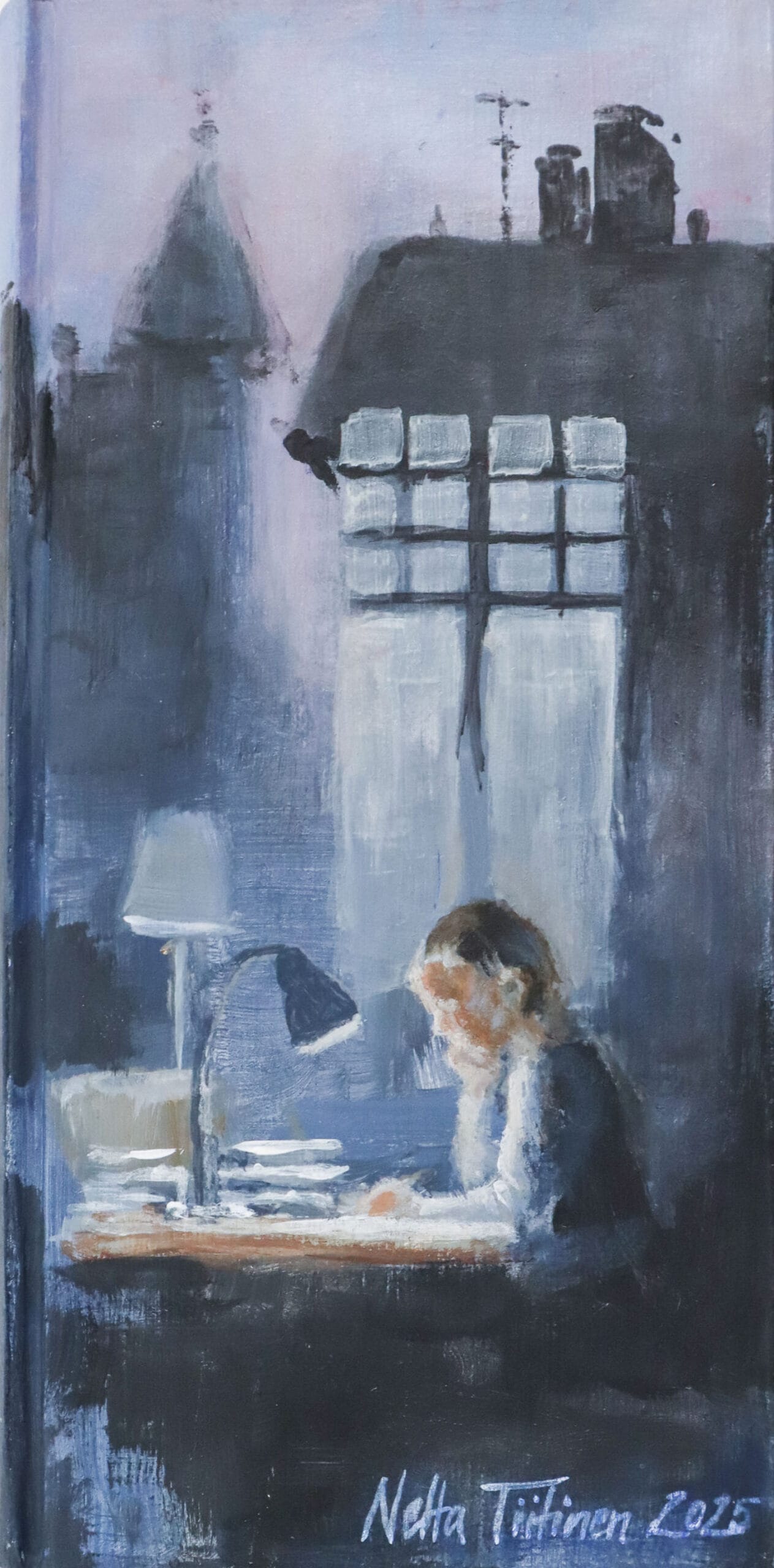 Henkilö kirjoittaa pöydän ääressä.