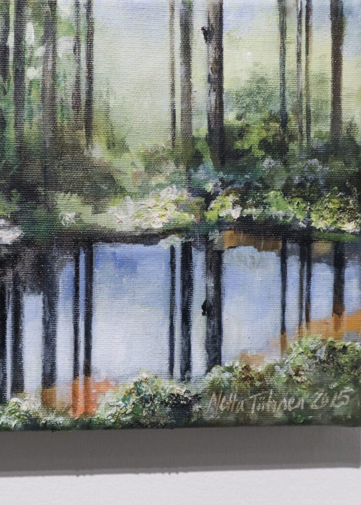 Metsämaisema heijastuu vedessä