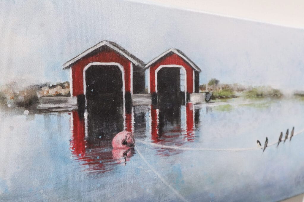 Kaksi punaista venevajaa veden äärellä