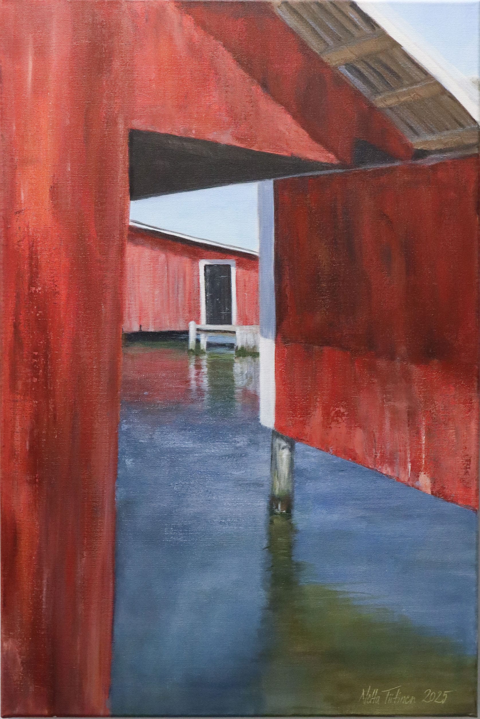 Punainen rakennus veden äärellä