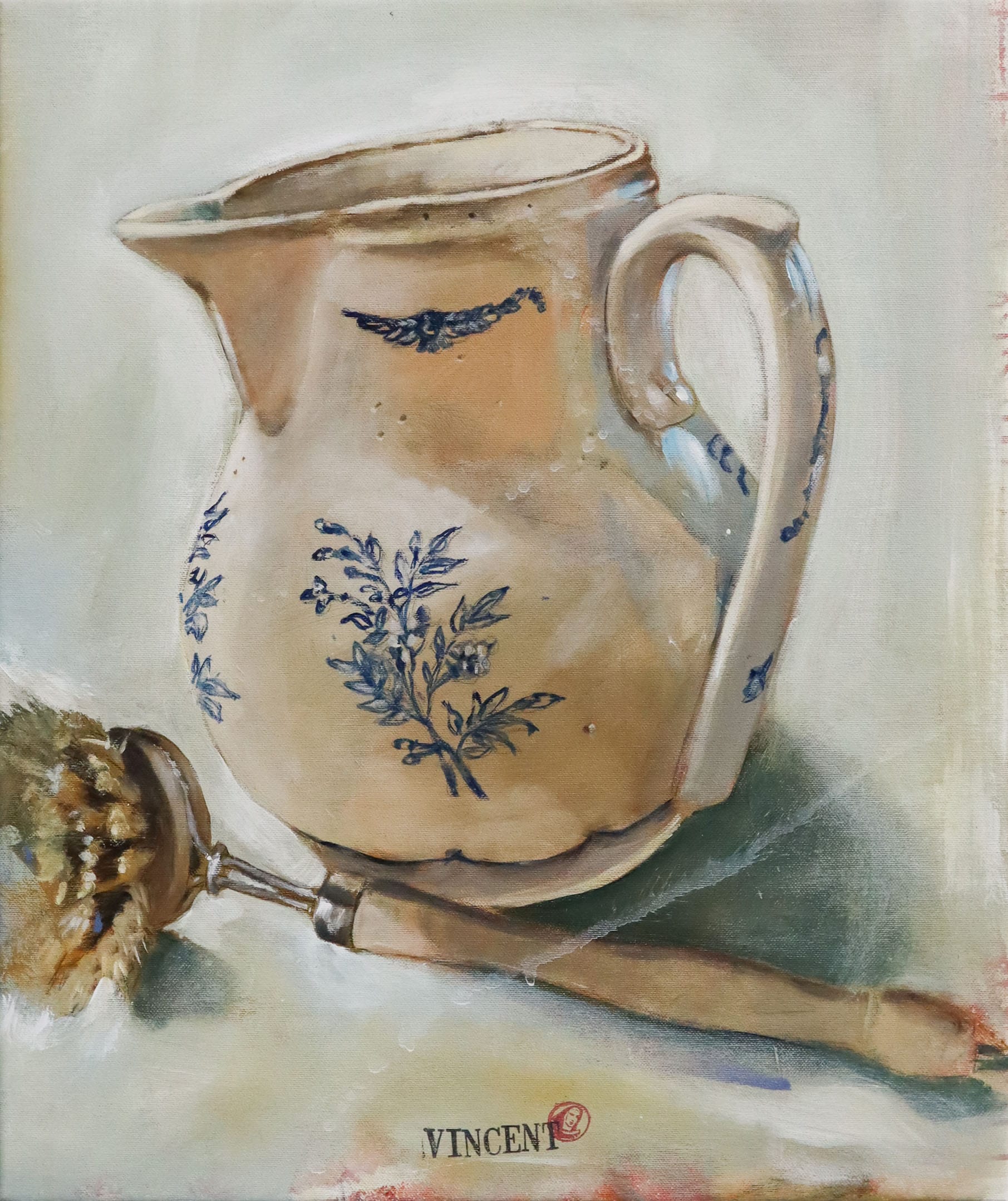 Keraaminen kannu ja harja pöydällä