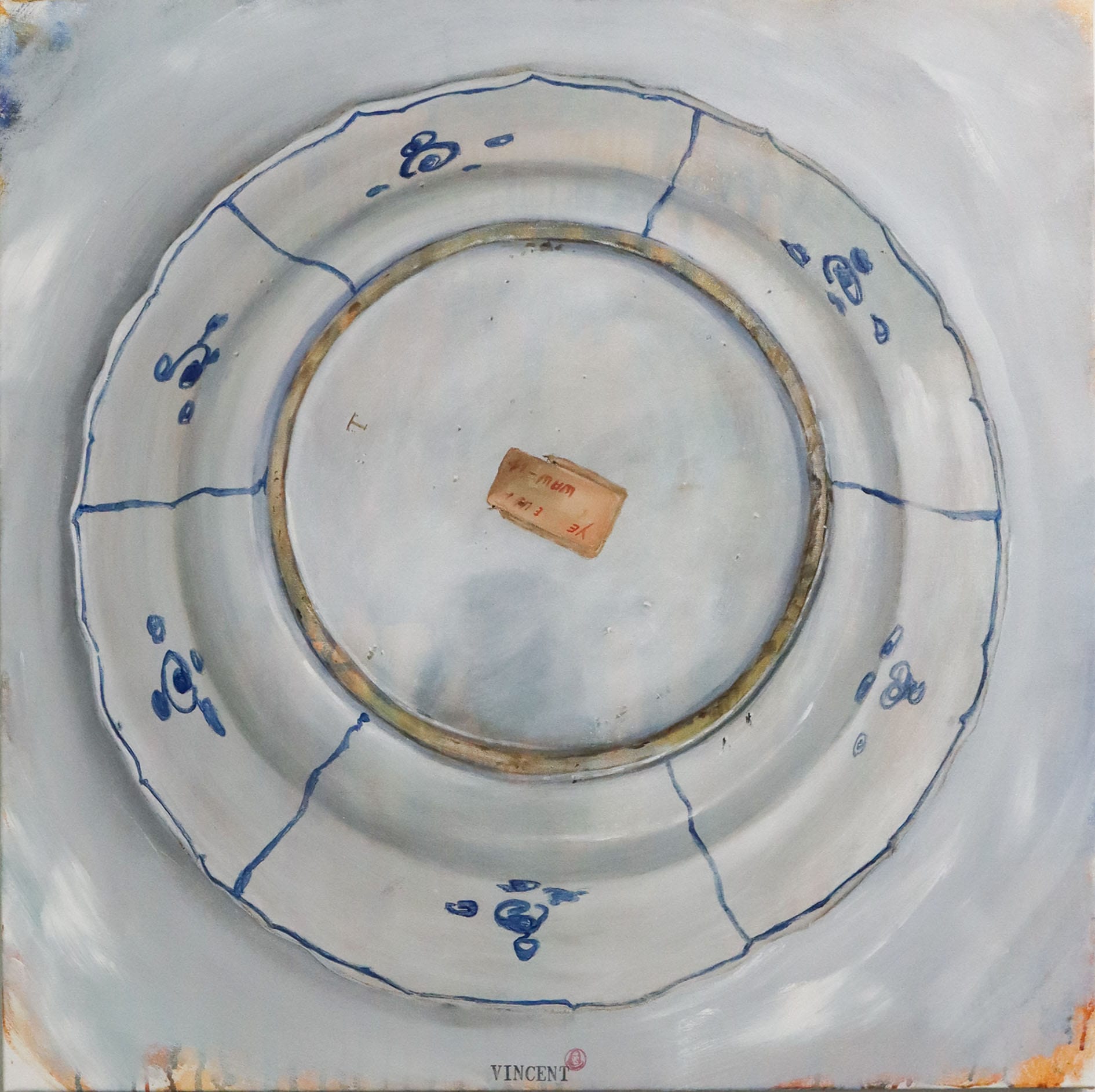 Sininen ja valkoinen lautanen läheltä